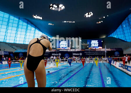 Allgemeine Ansicht der Schwimmer während der Aufwärmphase Session bei Tag sieben der Welt Para Schwimmen Allianz Meisterschaften an der London Aquatic Centre, London. Stockfoto