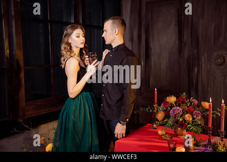 Junge Leute gekleidet wie Vampire trinken Cocktails an Halloween Party Stockfoto