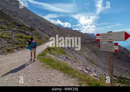 Mädchen gingen in Richtung Lavaraedo Zuflucht aus dem Tierheim von Auronzo, dem bekannten Rundkurs der Drei Gipfel Zinnen zu machen ( Stockfoto