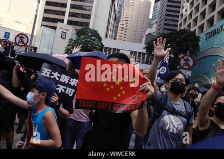 Hongkong, China. 15 Sep, 2019. Demonstrant Anzeige eine Plakette, die VR China Nationalflagge in eine Ähnlichkeit der SWASTIKA während der Sonntag März für Demokratie zu ändern. Sept-15, 2019 Hong Kong. ZUMA/Liau Chung-ren Credit: Liau Chung-ren/ZUMA Draht/Alamy leben Nachrichten Stockfoto