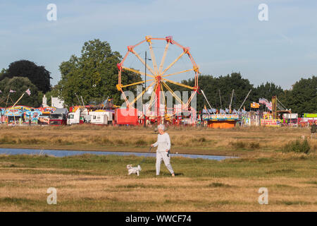 London, Großbritannien. 15. September 2019. Menschen wandern ihre Hunde in der Morgensonne auf Wimbledon Common Credit: Amer ghazzal/Alamy leben Nachrichten Stockfoto