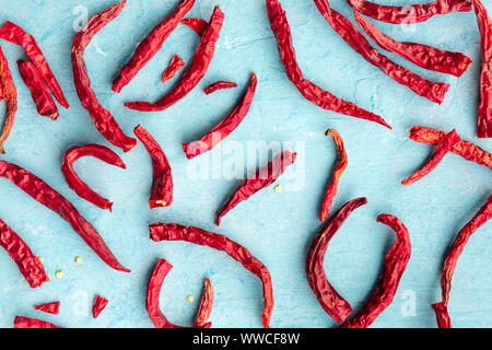 Trockene rote Peperoni auf blauem Hintergrund, Schuß von oben Stockfoto