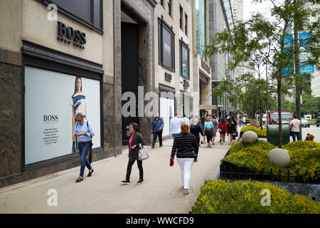 Hugo Boss Store auf der Magnificent Mile in Chicago, Illinois, USA Stockfoto