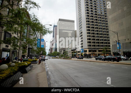 Auf der Suche North Michigan Avenue Magnificent Mile auf einem nassen bewölkten Tag in Chicago Illinois USA Stockfoto