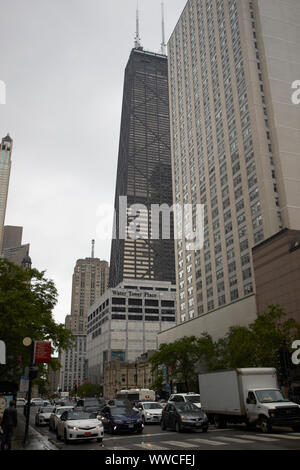 Auf der Suche North Michigan Avenue Magnificent Mile auf einem nassen bewölkten Tag in Richtung Water Tower Place und dem John Hancock Tower Chicago Illinois USA Stockfoto