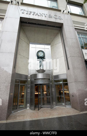 Tiffany And Co Store auf der North Michigan Avenue Magnificent Mile auf einem nassen bewölkten Tag in Chicago Illinois USA Stockfoto