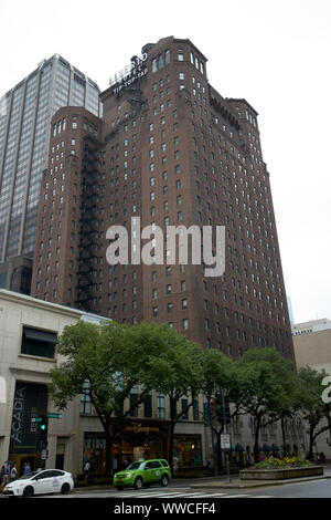Das The Allerton Hotel North Michigan Avenue Magnificent Mile auf einem nassen bewölkten Tag in Chicago Illinois USA Stockfoto