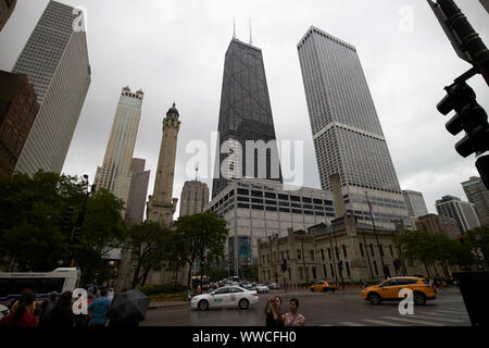 Auf der Suche North Michigan Avenue Magnificent Mile auf einem nassen bewölkten Tag in Chicago Illinois USA Stockfoto