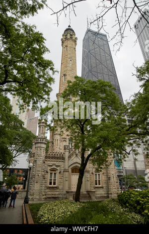 Chicago Water Tower auf der North Michigan Avenue Magnificent Mile auf einem nassen bewölkten Tag in Chicago Illinois USA Stockfoto