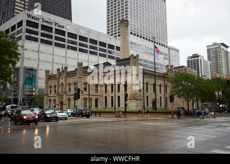 Wasserturm Pumpenhaus an der North Michigan Avenue Magnificent Mile auf einem nassen bewölkten Tag in Chicago Illinois USA Stockfoto