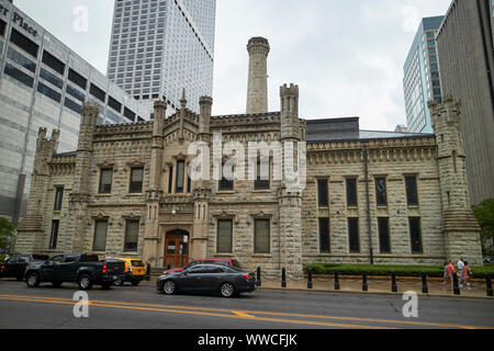 Wasserturm Pumpenhaus an der North Michigan Avenue Magnificent Mile auf einem nassen bewölkten Tag in Chicago Illinois USA Stockfoto