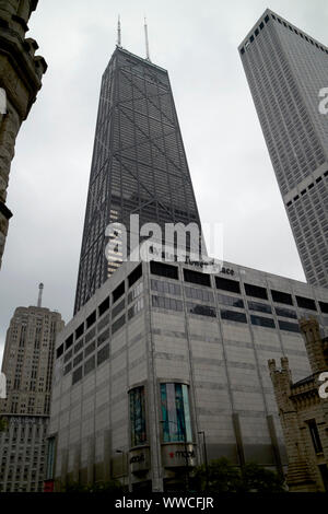 Auf der Suche North Michigan Avenue Magnificent Mile auf einem nassen bewölkten Tag in Richtung Water Tower Place und dem John Hancock Tower Chicago Illinois USA Stockfoto