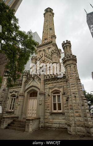 Chicago Water Tower auf der North Michigan Avenue Magnificent Mile auf einem nassen bewölkten Tag in Chicago Illinois USA Stockfoto