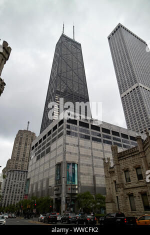 Auf der Suche North Michigan Avenue Magnificent Mile auf einem nassen bewölkten Tag in Richtung Water Tower Place und dem John Hancock Tower Chicago Illinois USA Stockfoto