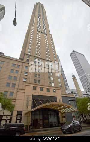 Park Tower und dem Park Hyatt Hotel auf einem nassen bewölkten Tag in Chicago Illinois USA Stockfoto