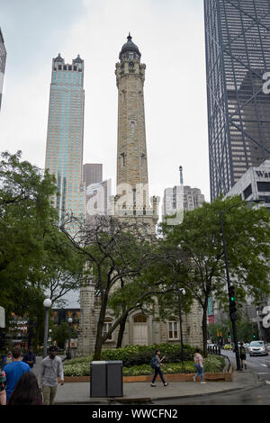 Chicago Water Tower auf der North Michigan Avenue Magnificent Mile auf einem nassen bewölkten Tag in Chicago Illinois USA Stockfoto
