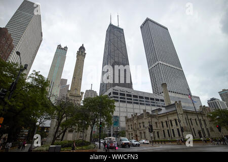 Auf der Suche North Michigan Avenue Magnificent Mile auf einem nassen bewölkten Tag in Richtung Water Tower Place und dem John Hancock Tower Chicago Illinois USA Stockfoto