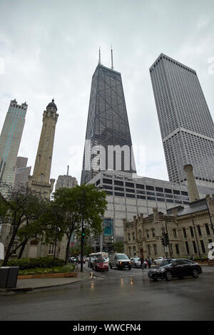 Auf der Suche North Michigan Avenue Magnificent Mile auf einem nassen bewölkten Tag in Richtung Water Tower Place und dem John Hancock Tower Chicago Illinois USA Stockfoto