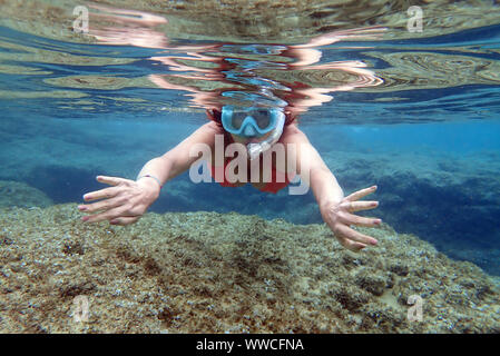 Junge Frau Schnorcheln Küste der Insel Porto Santo Madeira Portugal Europa Stockfoto