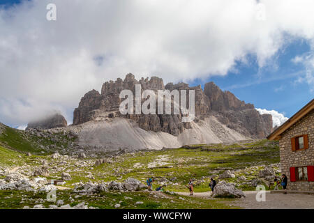 Dank seiner strategischen Lage das Refugium ist ein sehr guter Ausgangspunkt für die Besteigung der berühmten Drei Zinnen von Lavaredo, die seit der Hälfte Stockfoto