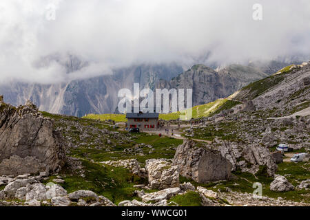 Dank seiner strategischen Lage das Refugium ist ein sehr guter Ausgangspunkt für die Besteigung der berühmten Drei Zinnen von Lavaredo, die seit der Hälfte Stockfoto