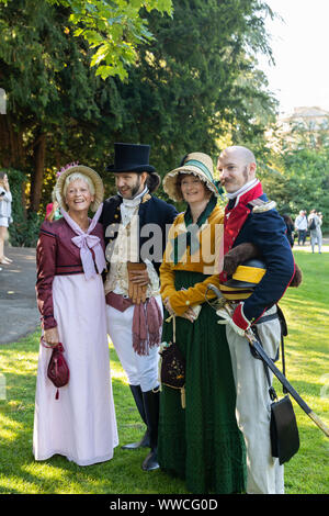 Jane Austen Festival 2019. Die Grand Regency kostümierte Promenade, wo mehr als 500 Menschen aus der ganzen Welt an der offiziellen Eröffnungsprozession des Jane Austen Festivals teilnehmen, die in historischen Kostümen gekleidet ist. Bath, England, Großbritannien Stockfoto