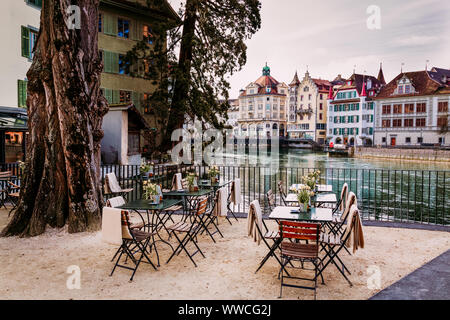 Altstadt Straße und Restaurant Tabellen über den Fluss in der Stadt Luzern in der Schweiz Stockfoto