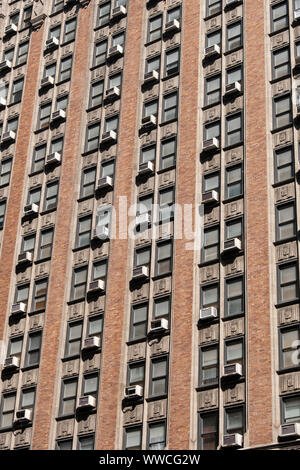 Ein Luxus Apartment Haus an der West 57th Street in Manhattan mit Klimaanlagen in jedem Apartment. Stockfoto