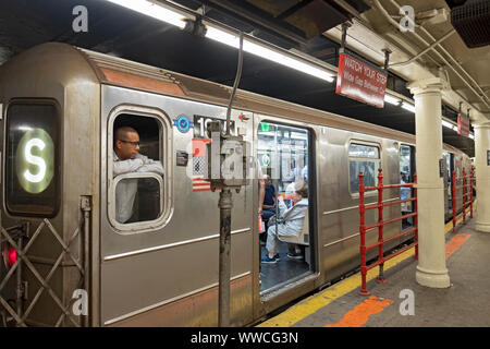 Ein Dirigent wartet auf die Abreise auf die S-Bahn, die U-Bahn Shuttle vom Times Square, der Grand Central Station entfernt. In Manhattan, New York City. Stockfoto