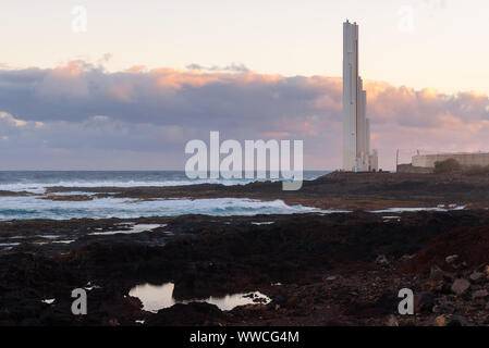 Leuchtturm von Punta del Hidalgo bei Sonnenaufgang, Teneriffa, Spanien Stockfoto