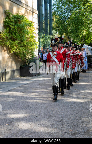 Jane Austen Festival 2019. Die Grand Regency kostümierte Promenade, wo mehr als 500 Menschen aus der ganzen Welt an der offiziellen Eröffnungsprozession des Jane Austen Festivals teilnehmen, die in historischen Kostümen gekleidet ist. Bath, England, Großbritannien Stockfoto