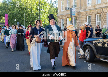 Jane Austen Festival 2019. Die Grand Regency kostümierte Promenade, wo mehr als 500 Menschen aus der ganzen Welt an der offiziellen Eröffnungsprozession des Jane Austen Festivals teilnehmen, die in historischen Kostümen gekleidet ist. Bath, England, Großbritannien Stockfoto