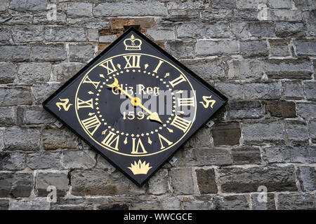 Castletown, Insel Man, 15. Juni 2019. Castle Rushen Clock ist eine bemerkenswerte Sehenswürdigkeit in Castletown, von Königin Elizabeth I. von England vorgestellt. Stockfoto