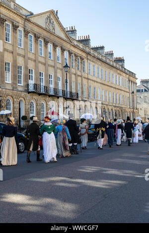 Jane Austen Festival 2019. Die Grand Regency kostümierte Promenade, wo mehr als 500 Menschen aus der ganzen Welt an der offiziellen Eröffnungsprozession des Jane Austen Festivals teilnehmen, die in historischen Kostümen gekleidet ist. Bath, England, Großbritannien Stockfoto