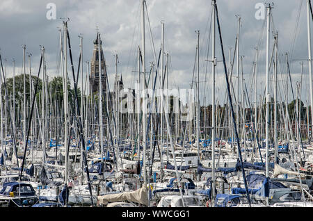 Medemblik, Niederlande, 13. September 2019: große Anzahl von Masten der Yachten in Firmen Harbour Marina verdecken den Blick auf den Kirchturm von Stockfoto