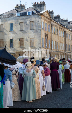 Jane Austen Festival 2019. Die Grand Regency kostümierte Promenade, wo mehr als 500 Menschen aus der ganzen Welt an der offiziellen Eröffnungsprozession des Jane Austen Festivals teilnehmen, die in historischen Kostümen gekleidet ist. Bath, England, Großbritannien Stockfoto