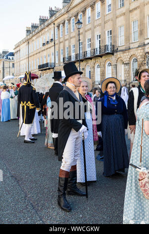 Jane Austen Festival 2019. Die Grand Regency kostümierte Promenade, wo mehr als 500 Menschen aus der ganzen Welt an der offiziellen Eröffnungsprozession des Jane Austen Festivals teilnehmen, die in historischen Kostümen gekleidet ist. Bath, England, Großbritannien Stockfoto