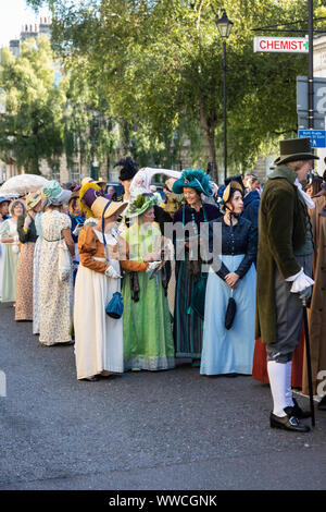 Jane Austen Festival 2019. Die Grand Regency kostümierte Promenade, wo mehr als 500 Menschen aus der ganzen Welt an der offiziellen Eröffnungsprozession des Jane Austen Festivals teilnehmen, die in historischen Kostümen gekleidet ist. Bath, England, Großbritannien Stockfoto