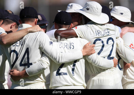 England's Joe Denly (links), Rory Burns (Mitte) und Jofra Archer hören zu einer Mannschaft sprechen, während der vierte Tag der fünfte Testspiel am Kia Oval, London. Stockfoto