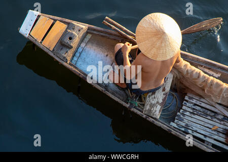 Fischer auf dem Parfüm Fluss Hue Vietnam Stockfoto