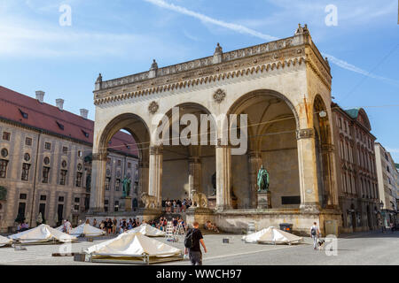 Die Feldherrnhalle (Field Marshals" Halle), eine monumentale Loggia auf dem Odeonsplatz in München, Bayern, Deutschland. Stockfoto