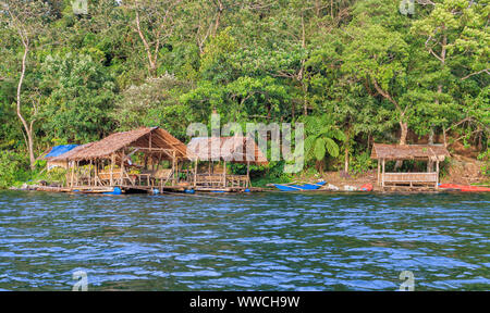 Cottages am Lake Danao - Ormoc, Philippinen Stockfoto