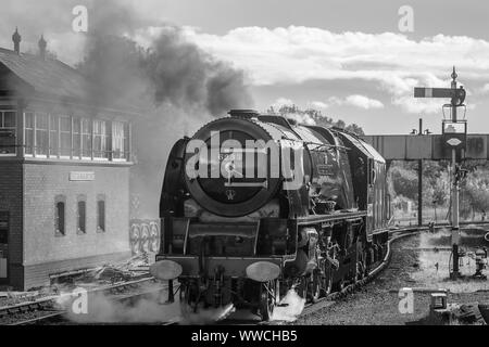 Schwarz und Weiß, Frontansicht Nahaufnahme von Vintage UK Dampflok Herzogin von Sutherland 6233 Bei Severn Valley Railway Kidderminster Bahnhof ankommen. Stockfoto