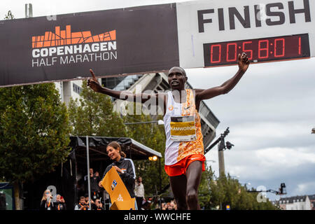 Geoffrey Kamworor zerschlägt den Halbmarathon Weltrekord, als er die Ziellinie während der 2019 Halbmarathon in Dänemark Kopenhagen überquert. Stockfoto