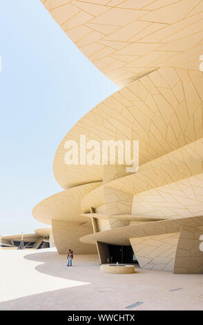 Touristen im Desert Rose architektonische Wahrzeichen der nationalen Museum von Katar, Doha, Qatar inspiriert