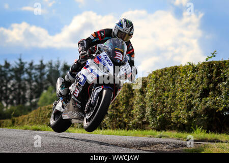 Michael Dunlop in Aktion auf dem Tyco BMW während der 2019 Armoy Straße Rennen Stockfoto