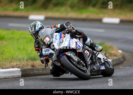 Michael Dunlop in Aktion auf dem Tyco BMW Superbike während der 2019 Armoy Straße Rennen Stockfoto