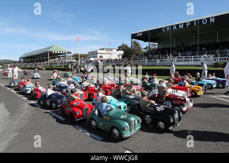 Goodwood, West Sussex, UK. 15. September 2019. Ebbas sammeln am Ende des Austin J 40 Settrington Cup Pedal Car Race Teil 2 Am Goodwood Revival in Goodwood, West Sussex, UK. © Malcolm Greig/Alamy leben Nachrichten Stockfoto