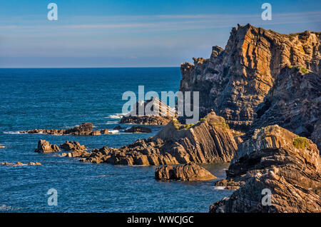 Felsformationen an der Atlantik Küste in der Nähe von Dorf Ple do Mar, Costa Vicentina, Distrikt Beja, Alentejo Litoral Portugal Stockfoto