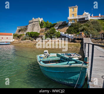 Boot am Rio Mira, Forte de São Clemente, 16 Prozent schloss, Stadt Vila Nova de Milfontes an der Costa Vicentina, Distrikt Beja, Alentejo Litoral Portugal Stockfoto